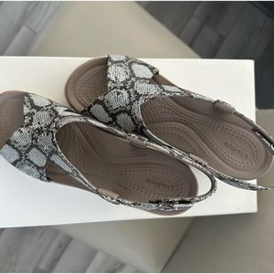 Crocs LiteRide Strappy Wedge Sandal Sz 6 Blue and Taupe SnakeSkin print. NWOT.